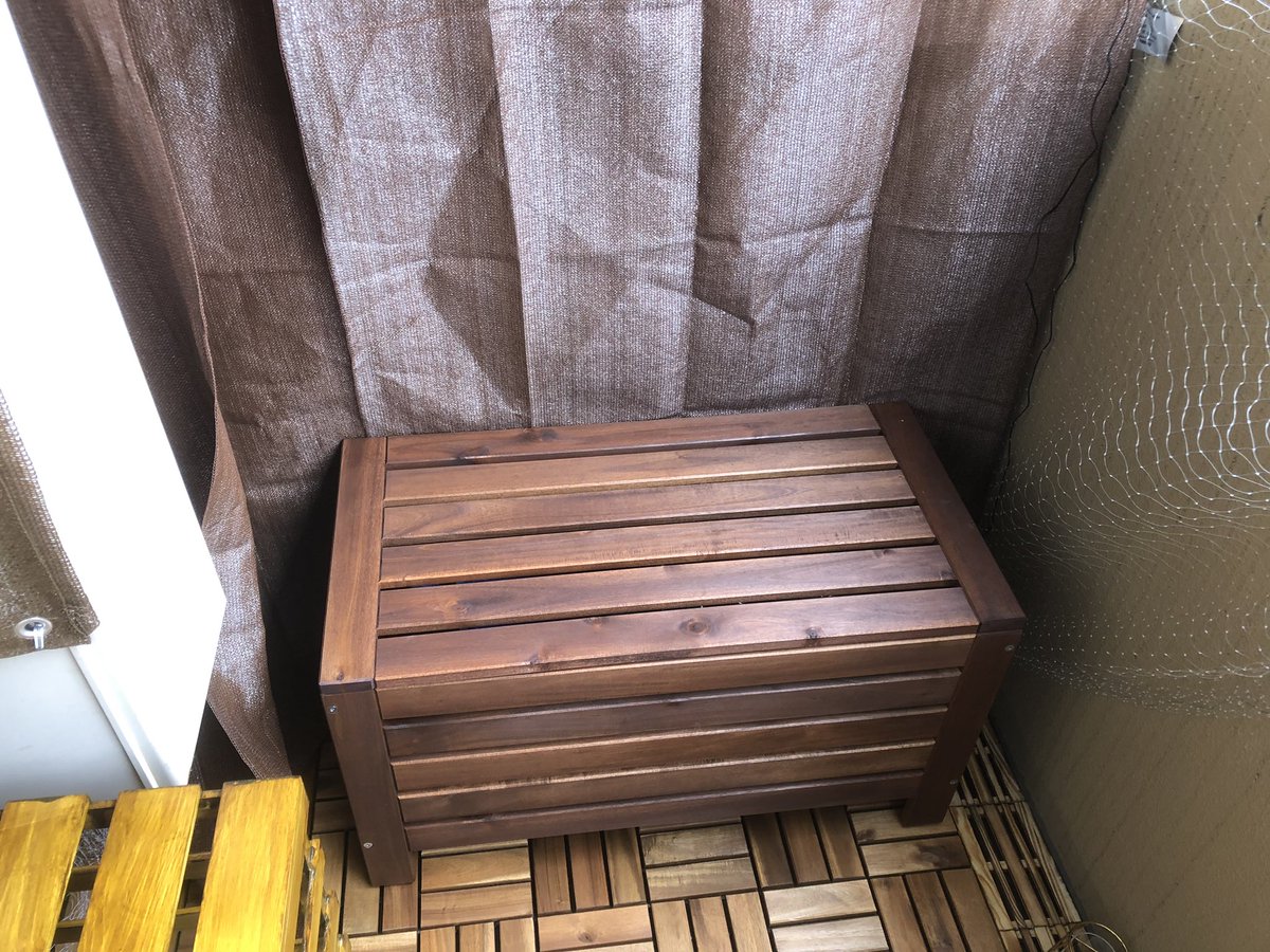 中藤 孝二 昨日買ったikeaの収納ベンチには物干し用のハンガーを入れています ベランダ掃除用のホウキとデッキブラシも見えないようにシェードでカバー