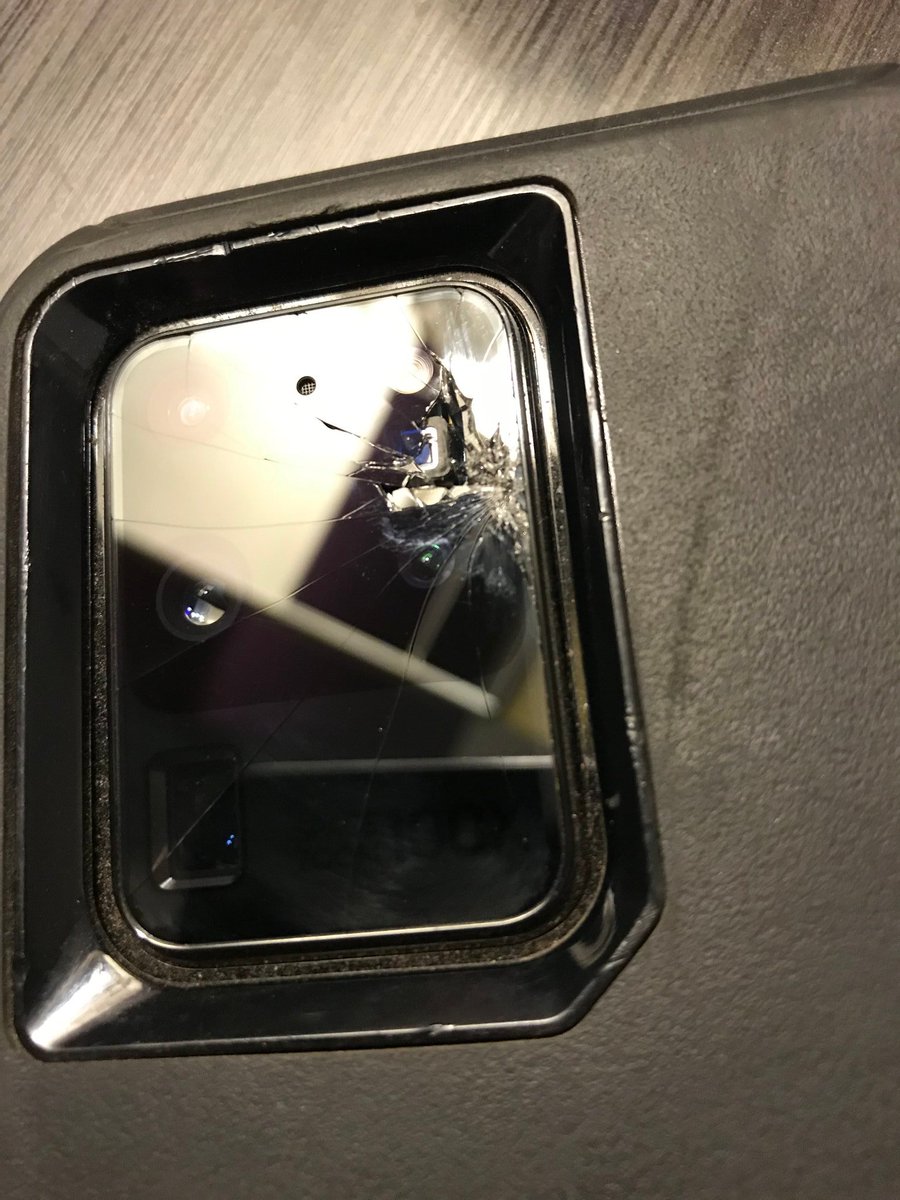 AngelIgnacioF's tweet image. #samsung back camera glass on the #S20Ultra is faulty. The glass randomly shatters. Poor design. All the cameras are ruined.