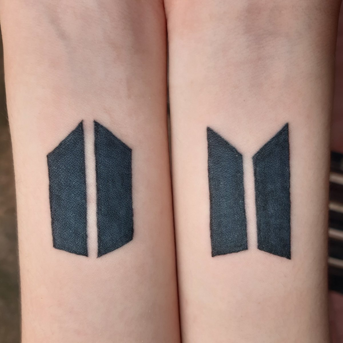 Zzide_Saranghae's tweet photo. Hace unos meses, mientras se acercaba el aniversario de Bangtan, tenia un pensamiento rondando por mi cabeza, hace un mes no tenía idea de que lo haría realidad tan pronto. Resulta que quería tatuarme algo especial y en una fecha especial... +

@BTS_twt  #BTS https://t.co/k2LqlR13lH