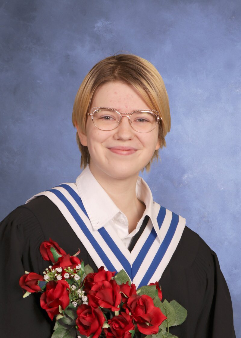 Nos félicitations à Aria pour l’obtention de son diplôme d’études secondaires.  Aria a décidé de continuer à prendre d’autres cours au secondaire.  Bonne continuation!!