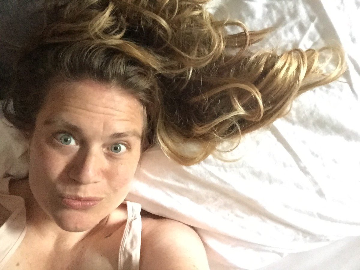 Lifeiskitsch's tweet image. I was in my friend’s backyard pool &amp;amp; I count chlorine as a hair wash. #MollyProblems #GrossHairDontCare