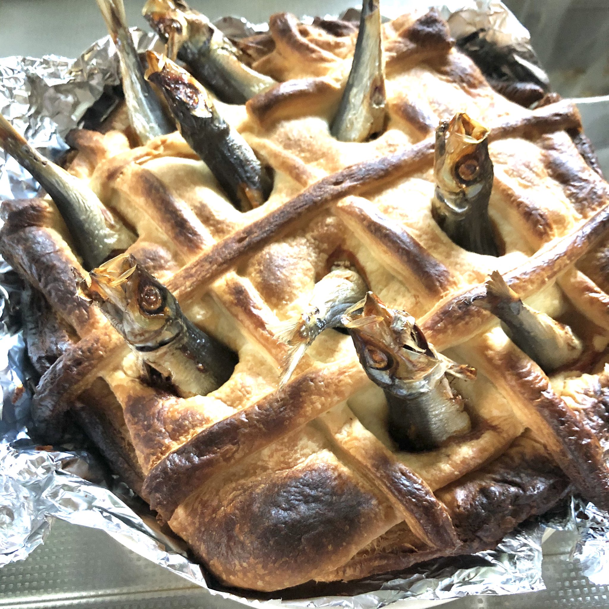 れん 世界一映えないパイ こと スターゲイザーパイ を作ってみたんですけど 作ったことを軽く後悔してますね パイに魚はあんまり合わない T Co 62kte7lkfu Twitter