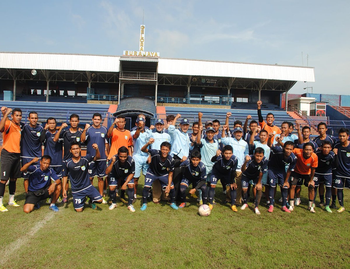 PerselaFC's tweet image. Buddy! 

Komposisi Persela di tahun berapakah pada foto tsb? 

#persela #banggapersela