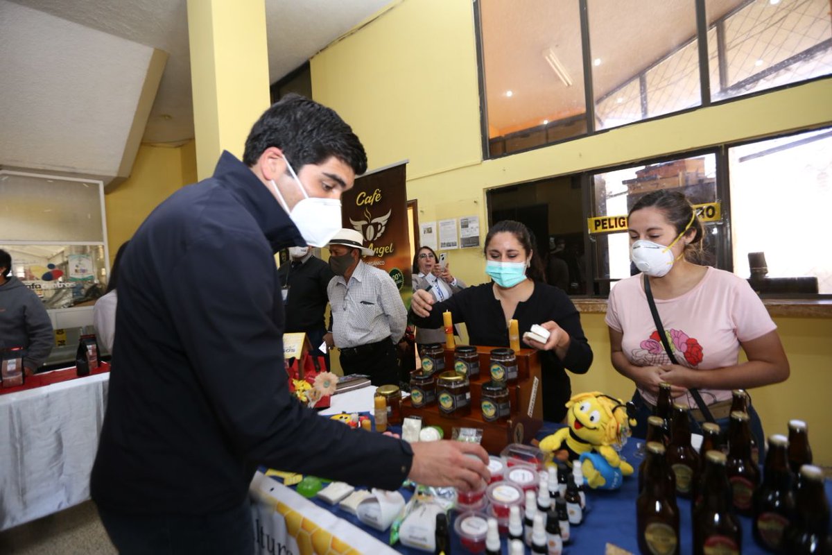 ottosonnenh's tweet photo. Priorizamos la vida, la salud pero también trabajamos para sacar adelante al país. En Calvas, reiniciamos los motores de la productividad, entregamos créditos de @BanEcuadorBP, viviendas seguras, alimentos y brindamos atención médica.  
#AEcuadorLoSacamosTodos🇪🇨 https://t.co/x1y6qaTdCd