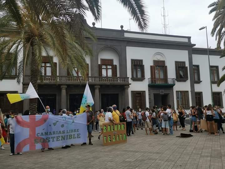 salvartejita's tweet photo. Gran Canaria, Lanzarote, la Isla Baja, Granadilla, gente de toda la isla... Esto va creciendo, @mitecogob, @ValbuenaAlonso. Querían mirar para otro lado, pero la gente ha dicho BASTA. Hasta aquí se ha llegado: toca moverse y ACTUAR. #SALVARLATEJITA @Lidiaroguz @MIRAMETV @Cahora https://t.co/nFfhitspmy