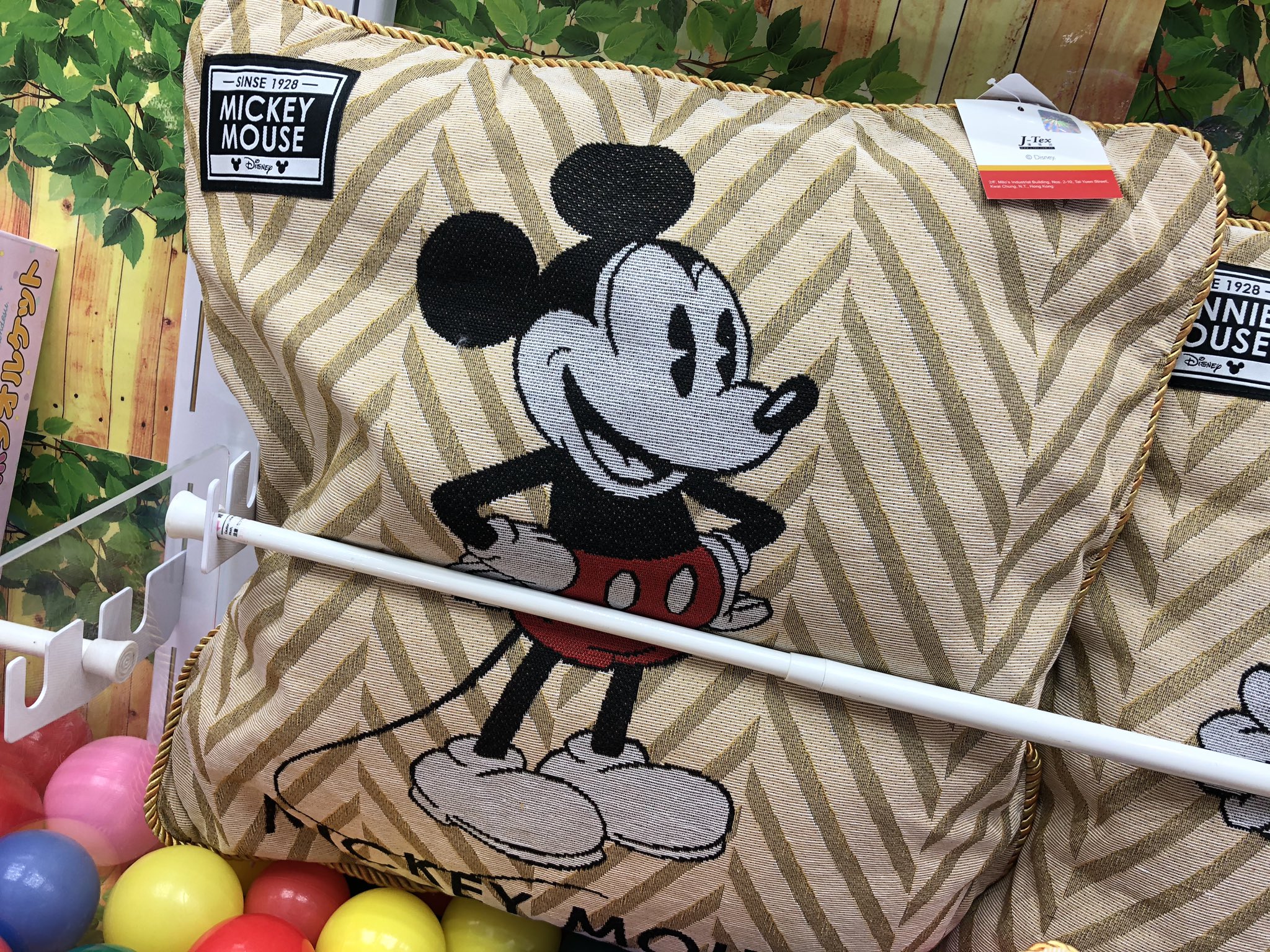 マンガ倉庫日向店アミューズ ディズニー 北欧ゴブランクッション 全2種入荷しましたー 流行りの北欧ゴブラン レトロ風な ミッキー ミニーが おしゃれなデザイン ディズニー ミッキー ミニー ミッキーマウス ミニーマウス クッション 北欧