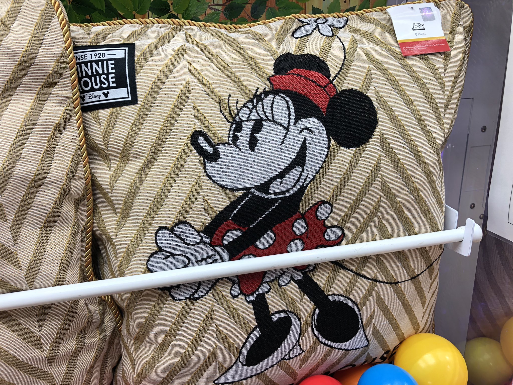 マンガ倉庫日向店アミューズ ディズニー 北欧ゴブランクッション 全2種入荷しましたー 流行りの北欧ゴブラン レトロ 風なミッキー ミニーが おしゃれなデザイン ディズニー ミッキー ミニー ミッキーマウス ミニーマウス クッション 北欧