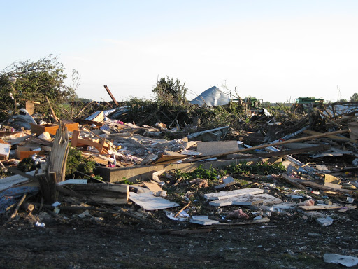 On this date in 2010: There could have been so many lives lost but great work by spotters, public safety, media, & chasers got the word out & people took shelter. An EF3 just missed Hollandale but hit this home. The family heard the warnings & sought shelter elsewhere.  #mnwx