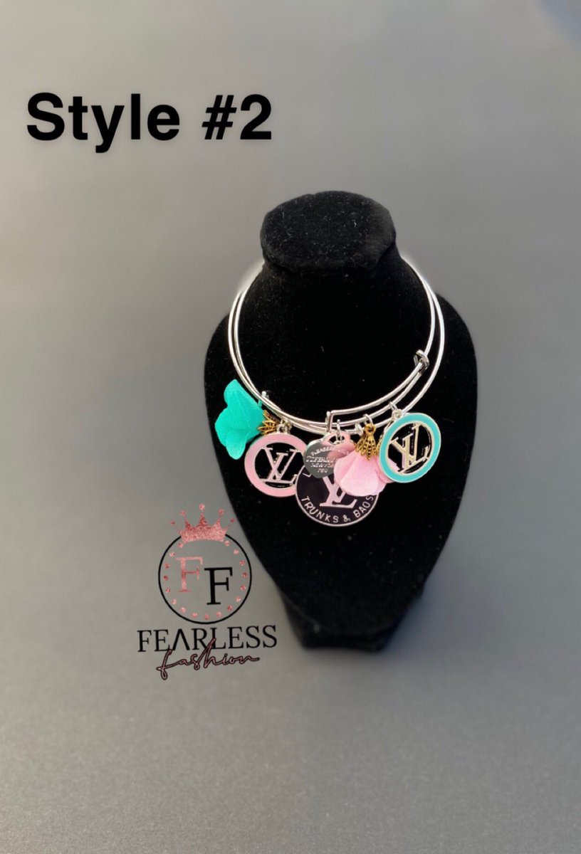 _beaunia's tweet photo. FEΛRLESS FΛSHION 🛍 
Designer Charm Bracelet Sets are Now Available for $15 ✨
DM me for the entire collection 🥰 https://t.co/mXdHEeUzNr