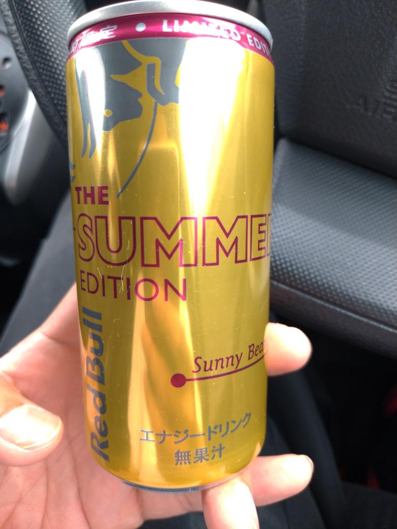 EROpink's tweet photo. レッドブル卒業宣言をここに誓います。
こんな不味い飲み物ないわ。。。まず、匂いが完全に猫のマーキングの匂い。その時点でアウト。アウトオブアウト。論外。信じられない程に猫���あれの匂い。ココ最近の悩みを彷彿させる最高にクールな味わい。もう一生レッドブルは飲みません。今までありがとう😊 https://t.co/EgQJ8fe4RU