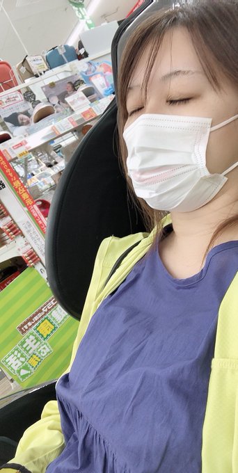 今日は仕事が休みです  下の子はまだ生後5か月だし上にもいるけど週5日仕事してる  疲れた体にしみる https://t.co/7QhjEVElSI