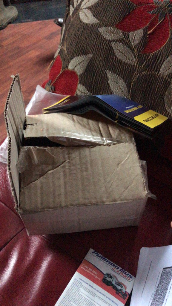 rochental's tweet photo. @Pullmancargo llego a casa de mis padres y reciben la encomienda sin darse cuenta que había un pequeño orificio donde me ROBARON TODOS LOS PRODUCTOS QUE COMPRÉ. Llamo al call center y no contestan, envío mail ídem #ladrones #pullmanCargo #encomiendas #santiago #trasporte https://t.co/BdqS41sXsM