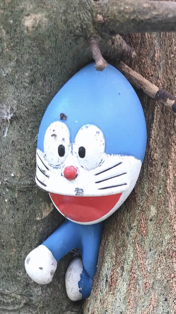 家の木の枝にドラえもんのフィギュアをぶら下げたまま放置した結果･･･www成長した木の一部にwww