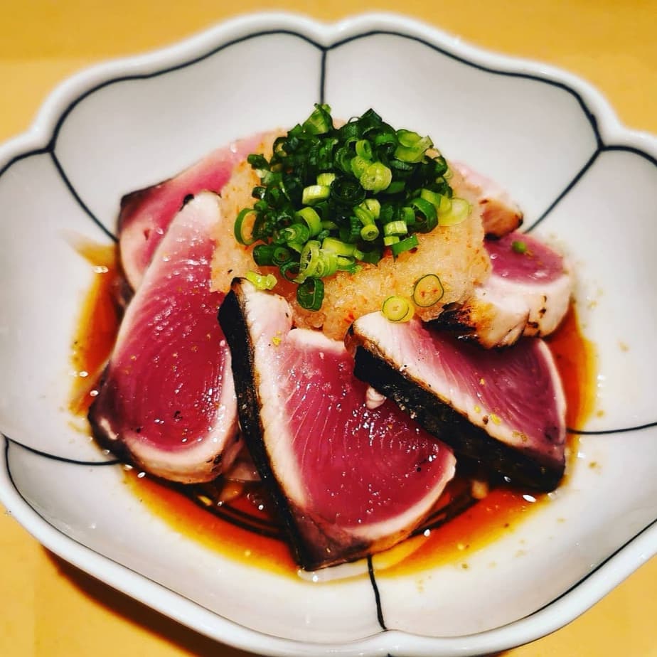 おはようございます！
夏の始まりを思わせるぐらい暑さを増してますね(^_^;)
夕飯や晩酌にピッタリの
『カツオのタタキ! 特製山椒ポン酢』で心を満たしませんか(^-^)
美味しい料理を食べて
夏バテに負けないようにしっかり楽しい夏を過ごしましょ！