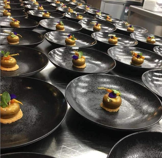 RAKtablewareUSA's tweet photo. 😲 KARBON is exceptional with its distinguished black matter!
#MakeSureItsRAK
#passionatechefs #passionatwork #hospitality #restaurantlife #hoteltrends #cheflife #chefsplating #platesdesign #dinnerware #forkdrop @Eater https://t.co/xnx3IcXgRc