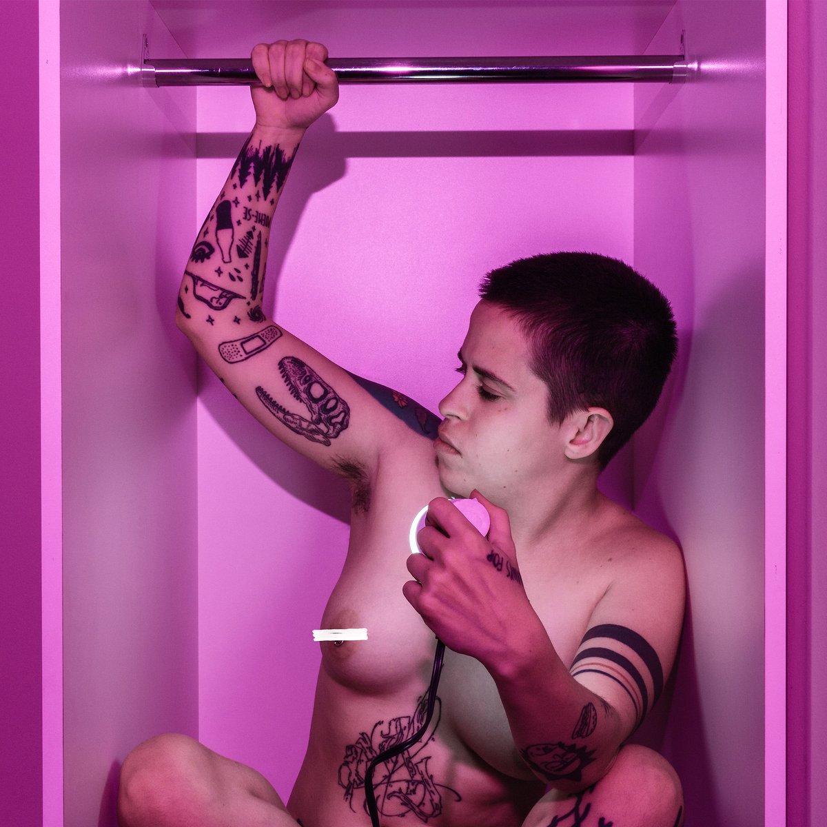 gabeshaaa's tweet photo. MEU CORPO É MEU. E EU FAÇO O QUE EU QUISER COM ELE. ONDE EU ESTIVER.
#meucorpo #minhasregras #pridetobe #lesbica #sapatao #tatuada https://t.co/3JLeuXwkDp