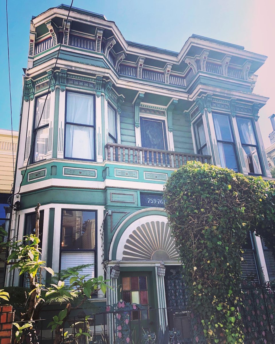 shivaunsay's tweet image. Emerald Beauty. “Night &amp;amp; Day, you are the one...”. #victorianalliance #lowerhaightvictorians #sfarchitecture #sfvictorians #victorianhouse #stainedglass