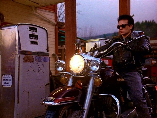 marcusstenberg's tweet image. En teori jag har: James Hurley i Twin Peaks är en Terminator som skickats tillbaka i tiden för att förhindra mordet på Laura Palmer. #sadtothebone