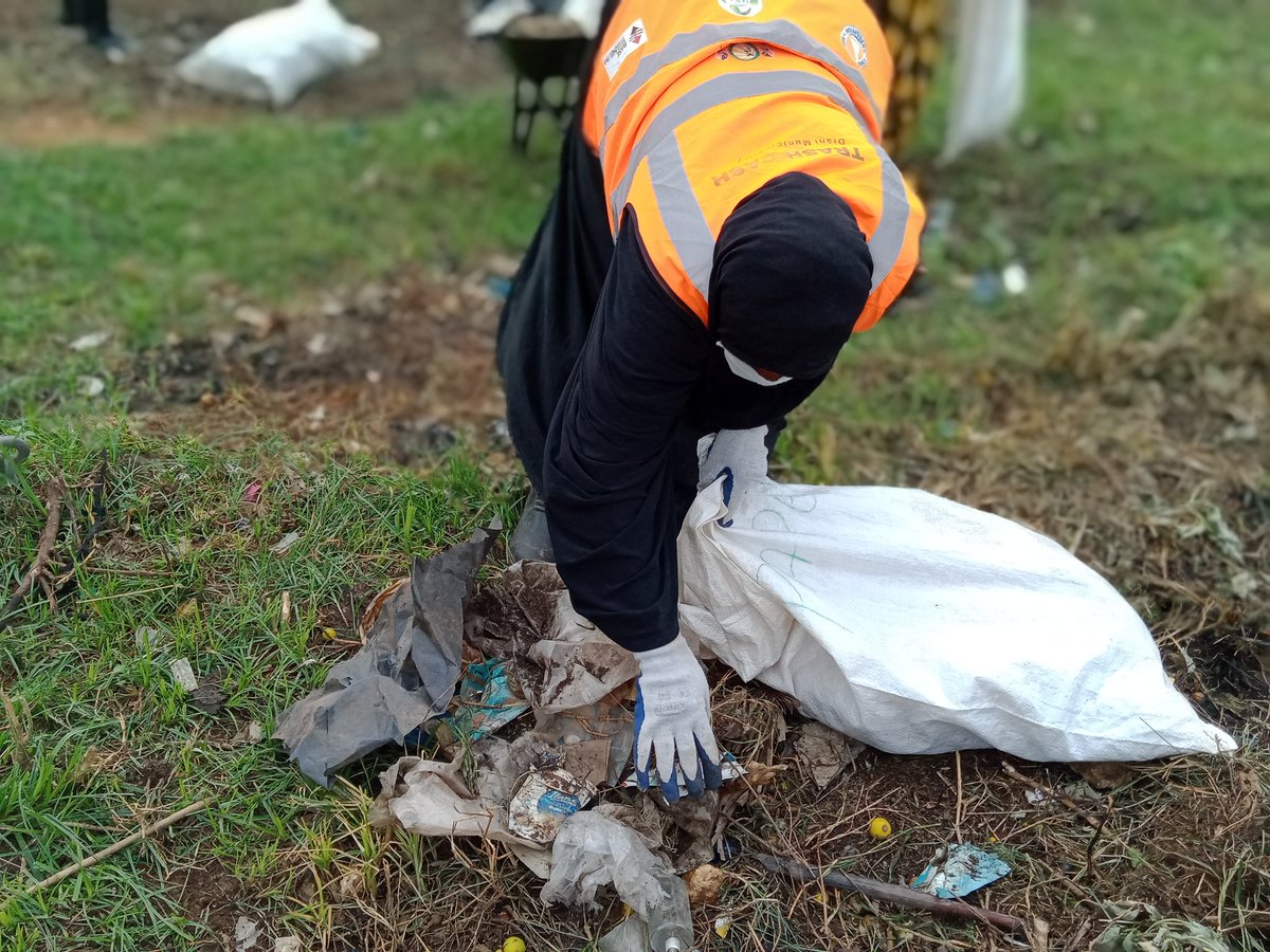 Today #Trash4Cash right at my door step!
Great job 👏👏!
Thank you @OurKwaleCounty @kwaleplastics @theflipflopi for the great initiative during this period of #COVID19 
#plasticpollution #cleanoceasn #plasticRevolution
@Environment_Ke @BaseTitanium @Africa_Y4Nature @WWF_Kenya