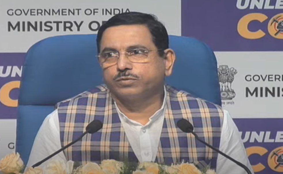 To prepare coal sector for efficient transition,  @CoalMinistry has decided to create administrative coal regulator by vesting coal controller with certain regulatory functions, this will boost investor confidence -  @JoshiPralhad