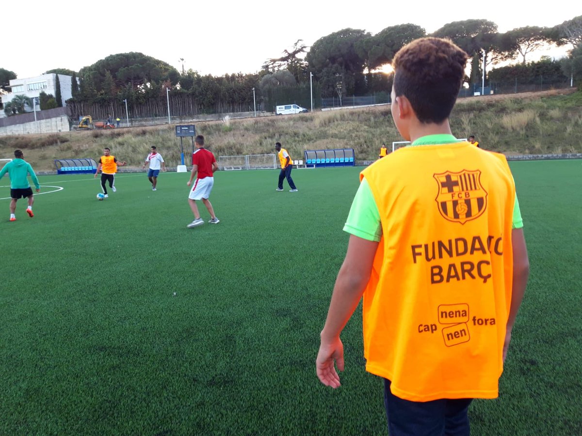 2⃣ days to go until @UN @WorldRefugeeDay on Saturday 20 June
🙌🏽 Feature project: “Sports-based employability for unaccompanied minors” implemented by @fcbarcelona.
📚 Read more: https://t.co/Gk69cVia5I
#RefugeeWeek2020 #football #mentorship #Withrefugee https://t.co/S8ZQtjK984