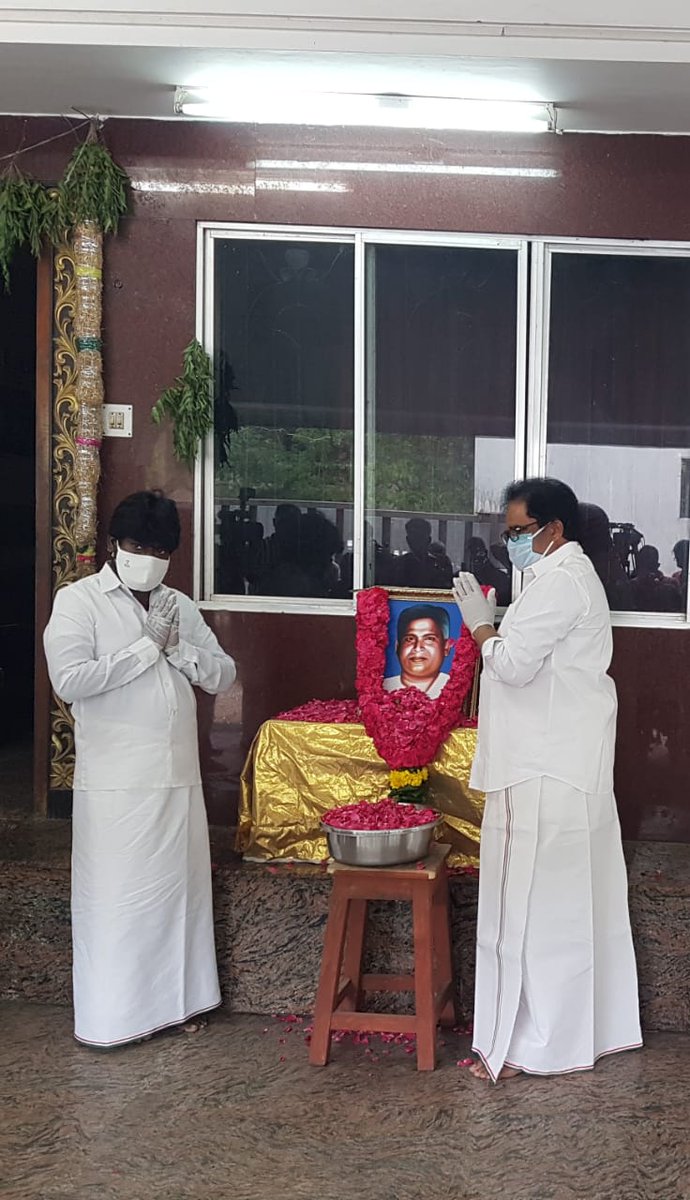ThiruArasarINC's tweet photo. தமிழ்நாடு காங்கிரஸ் கமிட்டி முன்னாள் தலைவரும் முன்னாள் அமைச்சரும் சுதந்திர போராட்ட தியாகியுமான தியாக சீலர்  கக்கன் அவர்களின் பிறந்த நாளை முன்னிட்டு அவரது திருவுருவ படத்திற்கு மாலை சூடி மரியாதை செலுத்தினேன். உடன் மேற்கு மாவட்ட தலைவர் திரு வீரபாண்டியன். https://t.co/RuIiDTJlyA