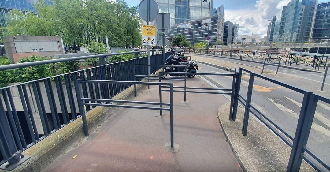 Les aménagements cyclables peuvent être très bien conçus, sauf qu'on essaie à tout bout de champs de nous protéger des bagnoles. Avec des poteaux en travers de la piste, des muret de 90 cm...Alors qu'en fait le problème c'est pas l'aménagement.