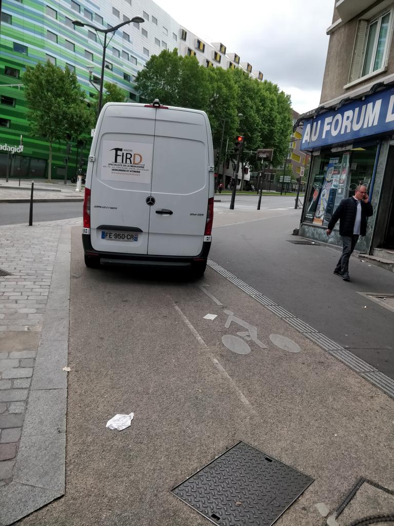 Les aménagements cyclables peuvent être très bien conçus, sauf qu'on essaie à tout bout de champs de nous protéger des bagnoles. Avec des poteaux en travers de la piste, des muret de 90 cm...Alors qu'en fait le problème c'est pas l'aménagement.