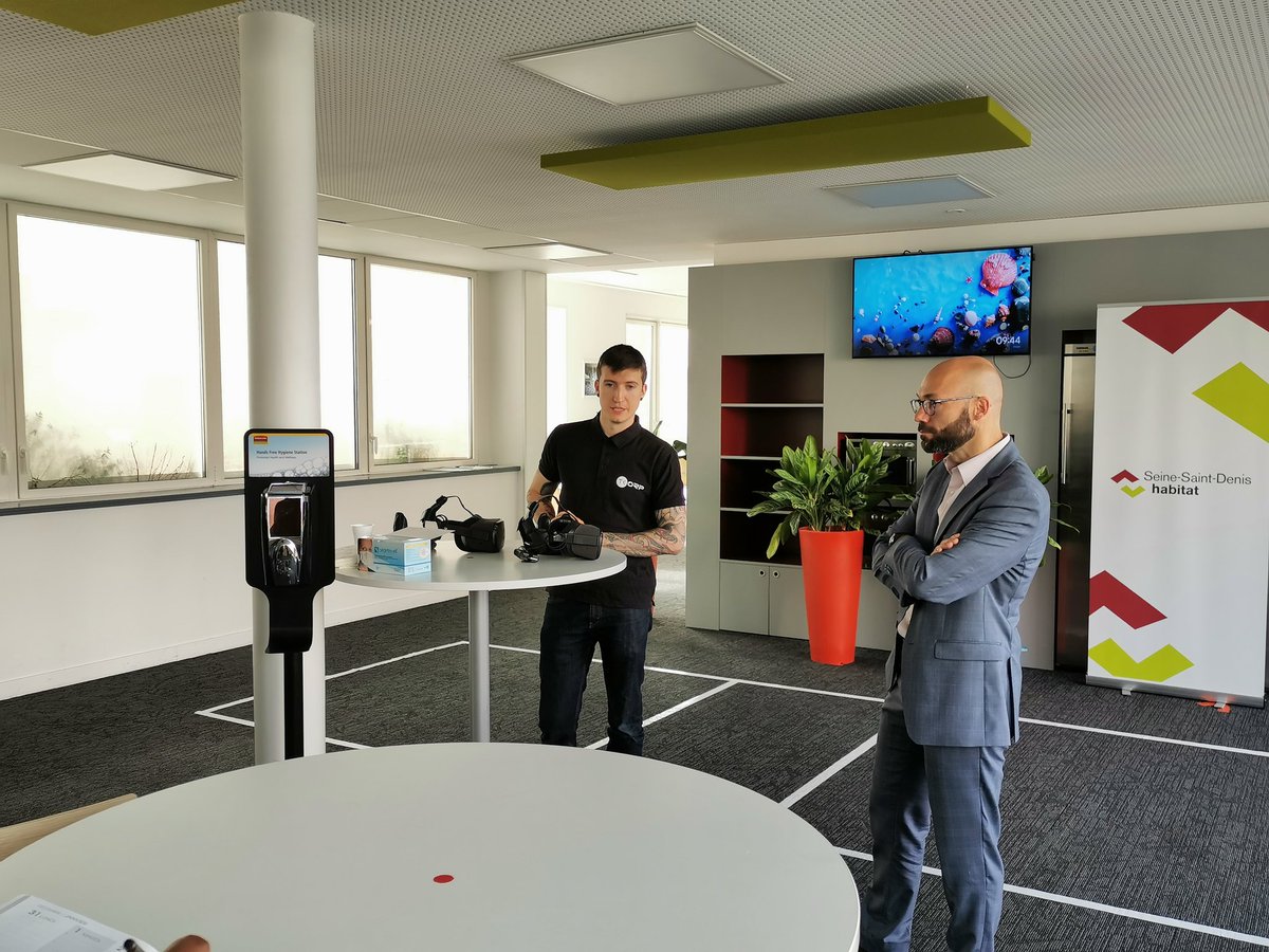 SSDhabitat's tweet photo. Après des formations en pied d'immeuble pour les locataires en 2019, @SSDhabitat continue d'innover pour la sécurité des locataires en lançant des ateliers de prévention incendie avec des casques de réalité virtuelle. #Hlm https://t.co/7DEFZs89wo