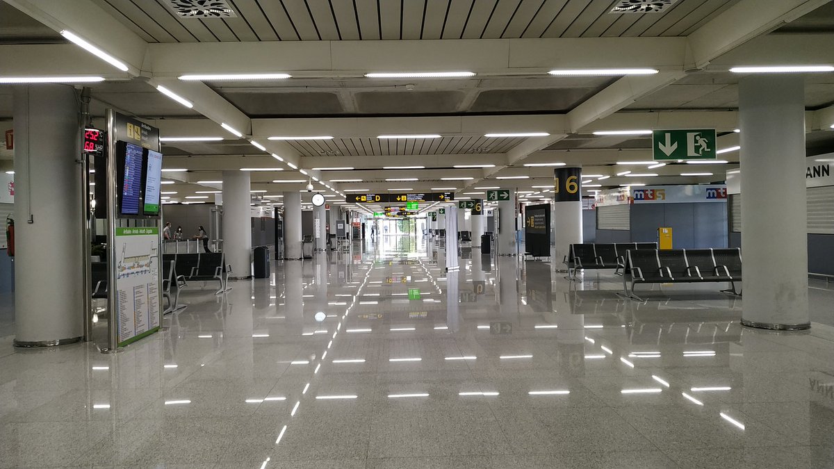 merce_valero's tweet photo. Han canviat el de seguretat de l'entrada de l'aeroport i m'ha parat per dir-me si sabem que només es pot gravar en zones públiques 😂😂😂 Però bon home, si vinc cada dia! 😂😂😂🤦
#comACasa #noViscAquíPeròQuasi #PlaPilot https://t.co/nOpCNY12aj