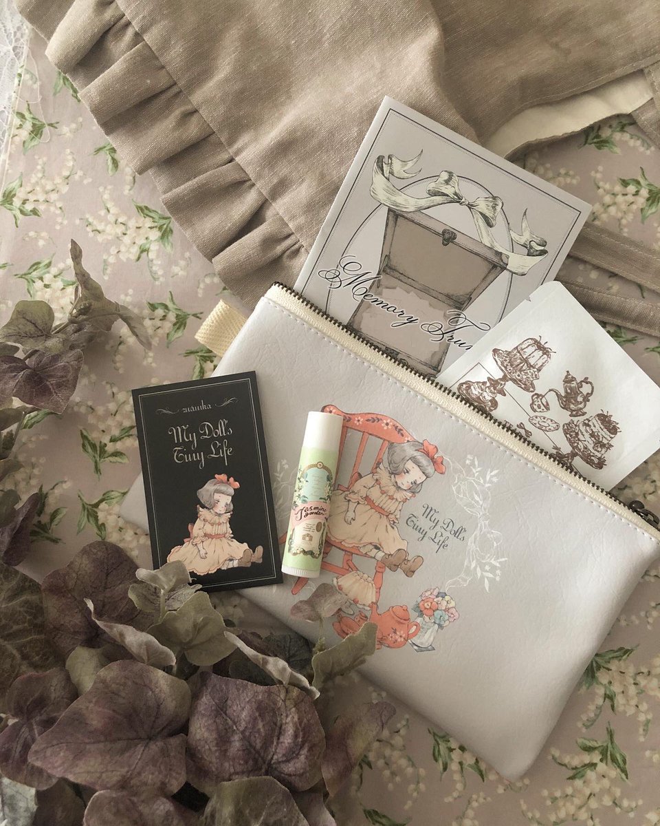 swantalor's tweet photo. äºçŽããŠããã#MemoryTrunk ãå±ããŸããâ¡
ããµããã®ç¹çްãªçµµãçŸããããŸããªã坿ãã§ãâš
ãããã®äžã®ããŒã«ããŠã¹ã¯ã¢ã³ããªã¥ãŒã¹ã®äœåã®ã€ã¡ãŒãžã匷ãã巚倧ãªã屿·ã®å±æ ¹ï¿œï¿œï¿œéšå±ã«å¹œéããã4人ã®çŸããå
効ãã¡ãé ã«æãæµ®ããã§ããŸãð æ®é
·ã§çŸãã童話ã§ãã https://t.co/FlFiDUND8b