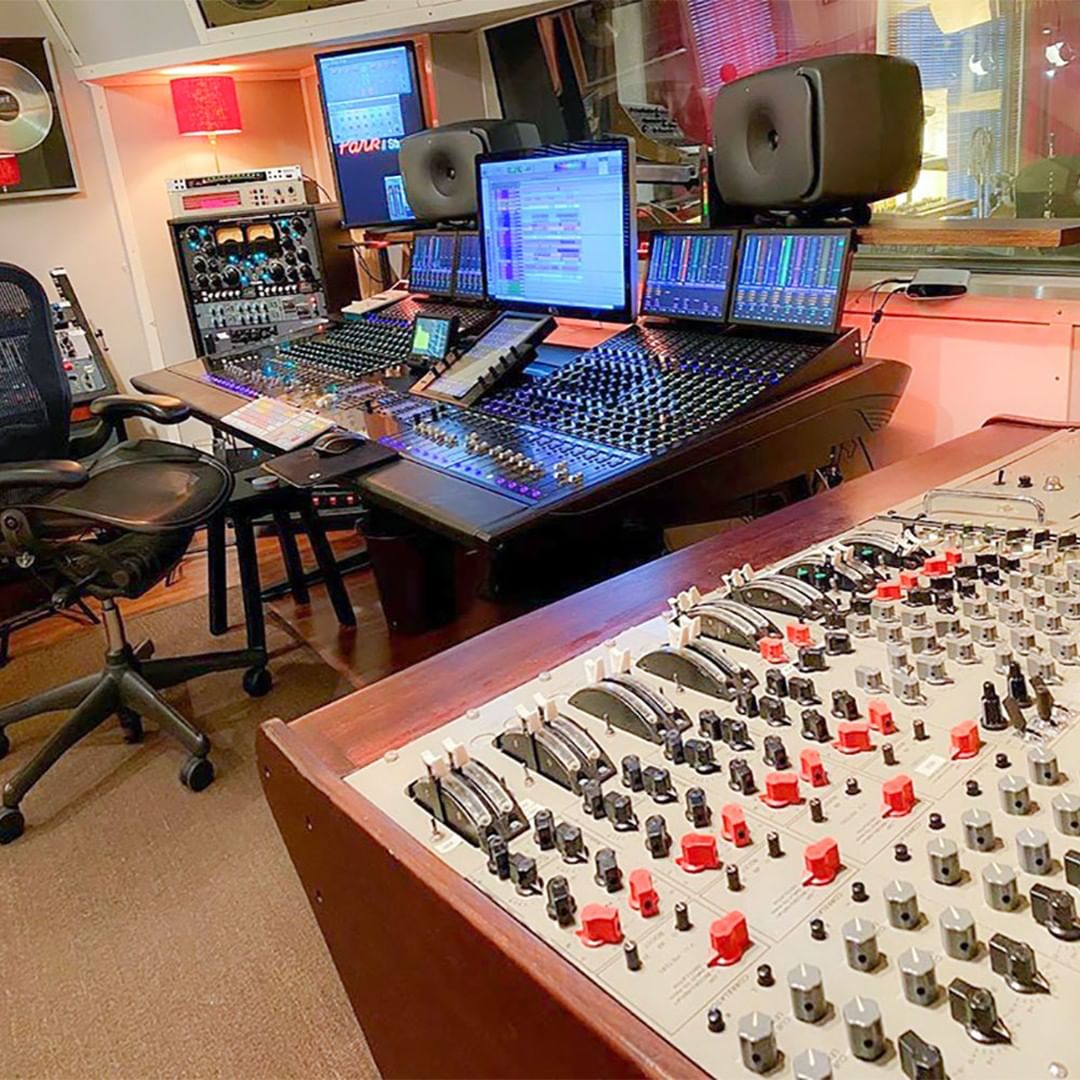 Avid's tweet photo. 🔊 Digital/Analog Hybrid Studio
📷 https://t.co/YjaxDAzSKu
▶️ https://t.co/xzUL0cf7ZB
⠀
#hybrid #studio #avids6 #parkstudios #makingmusic #protools #avid https://t.co/4hVFx3kXYZ