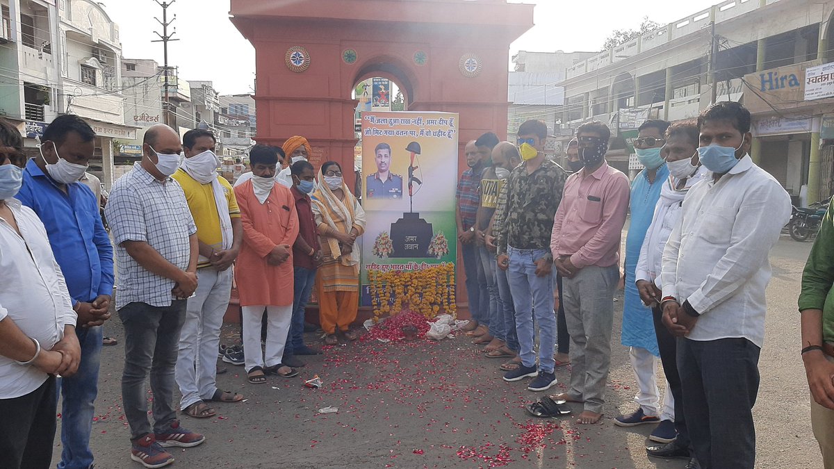 kishansinghar2's tweet photo. चीन द्वारा हमले में शहीद हुए भारतीय सैनिकों को युवा कांग्रेस रतलाम जिला अध्यक्ष किशन सिंगार द्वारा श्रद्धांजलि अर्पित की गई और वर्तमान सरकार से चीन से बदला लेने के लिए मांग रखी गई https://t.co/Xu50TLISwf