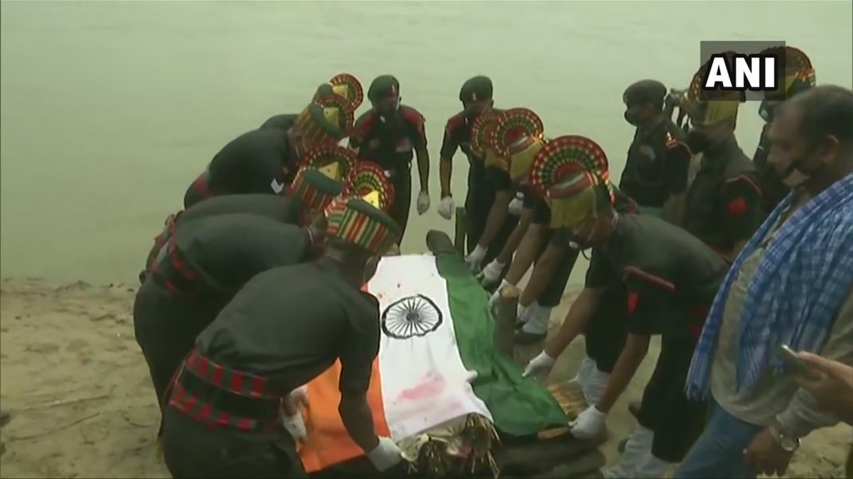 ANI's tweet photo. Maner: People in large numbers attend the last rites of Havaldar Sunil Kumar who lost his life in the violent face-off with China in #GalwanValley.
#Bihar #Patna https://t.co/rK7QvgBnEQ