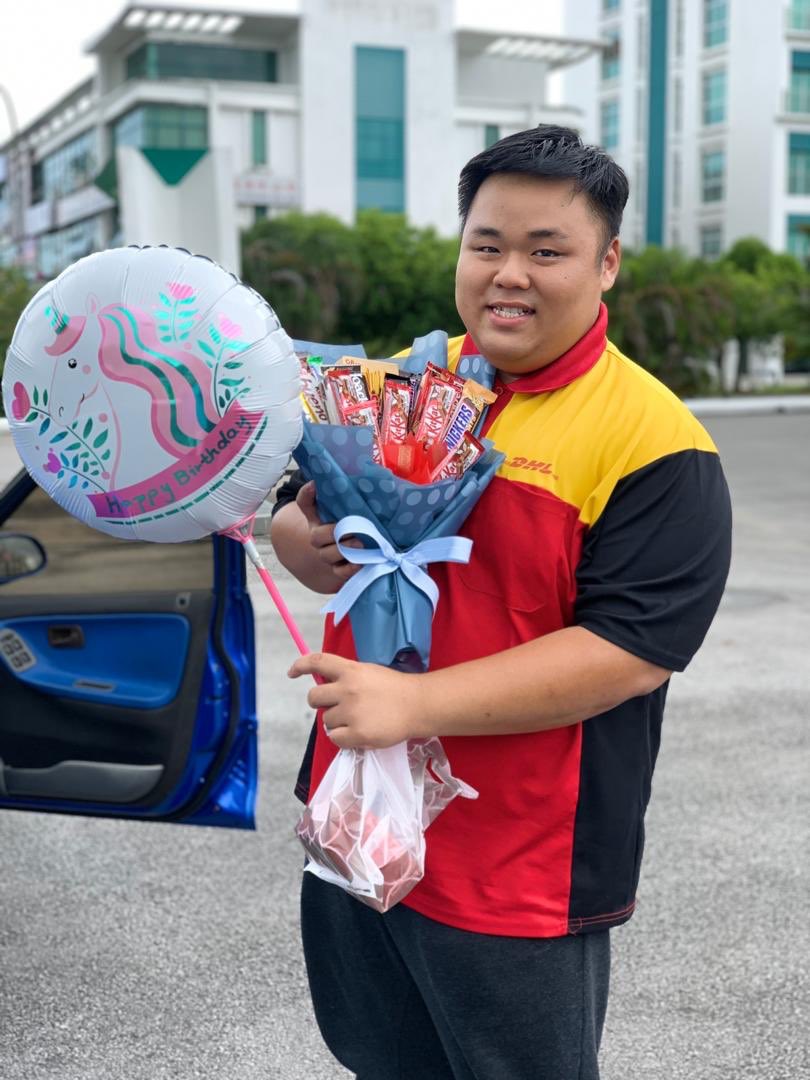 PhylissiaLenjai's tweet photo. Happy birthday jiemmmm 🤍 balloon unicorn pun bole 🤪😂 https://t.co/Zv8GAPYgev