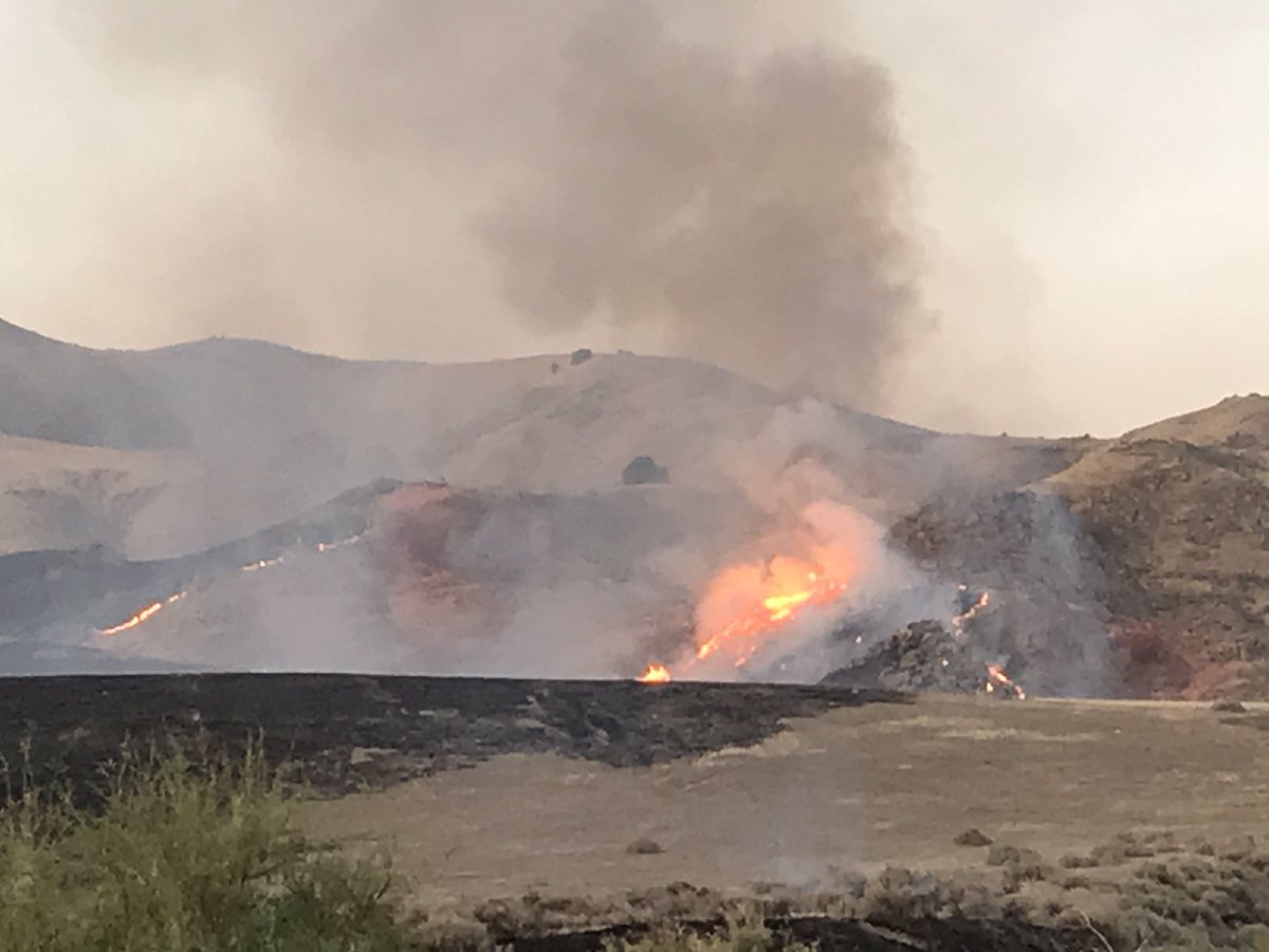 kerncountyfire's tweet image. #BakerFire off Bena Rd and Caliente Bodfish Rd, east of Bakersfield is 150 acres. Firefighters will remain on scene through the night working to stop the forward progress and reach full containment.