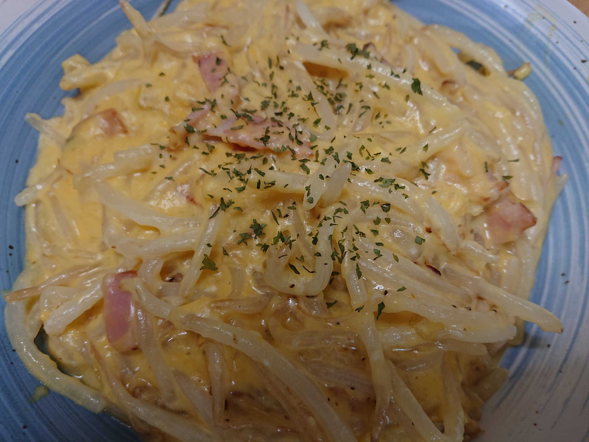 Takatsu Kazuhiro もやしカルボナーラ リベンジ オリーブ油でベーコンを炒め 小麦粉まぶしたもやしを炒め 牛乳 コンソメ入れてモッタリさせたら火を消して 溶き玉子 粉チーズをよく混ぜ塩コショウ 糖質オフメニューなのに糖質を入れる リベンジなので