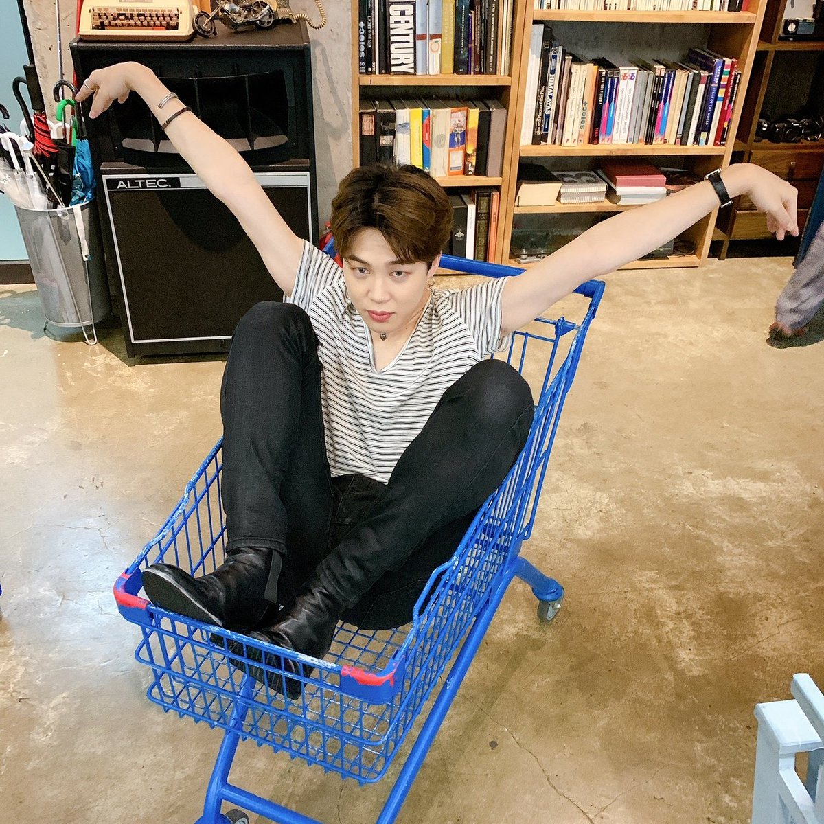 Jimin playing around; a thread 