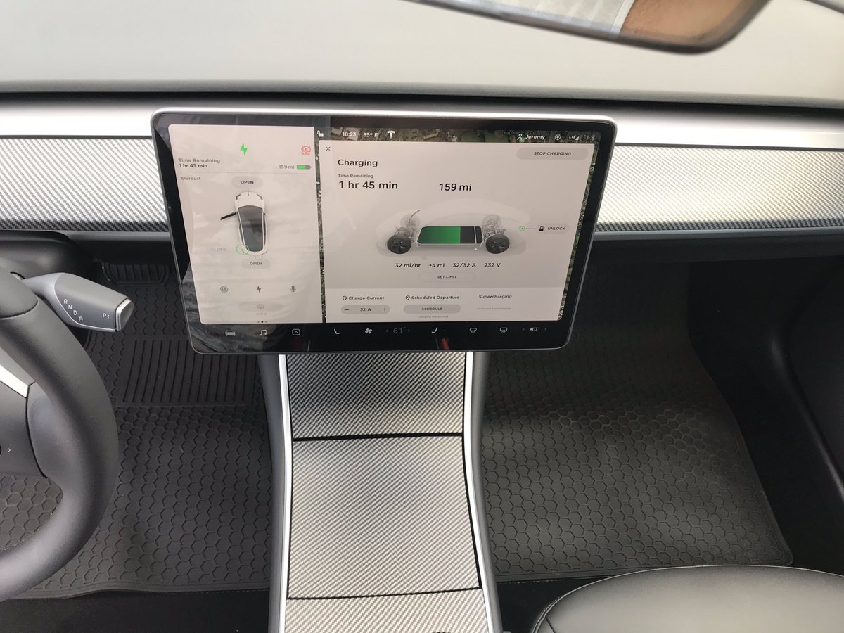 weedrivetesla's tweet photo. Finished the center console and dash carbon fiber on one of our Model 3’s. Looks so much better! #tesla @elonmusk you should totally do this option for the Performance Model 3’s and Y. 🤞🏼Checkout the before and after. @Tesla #model3 https://t.co/UP8aekwjdQ