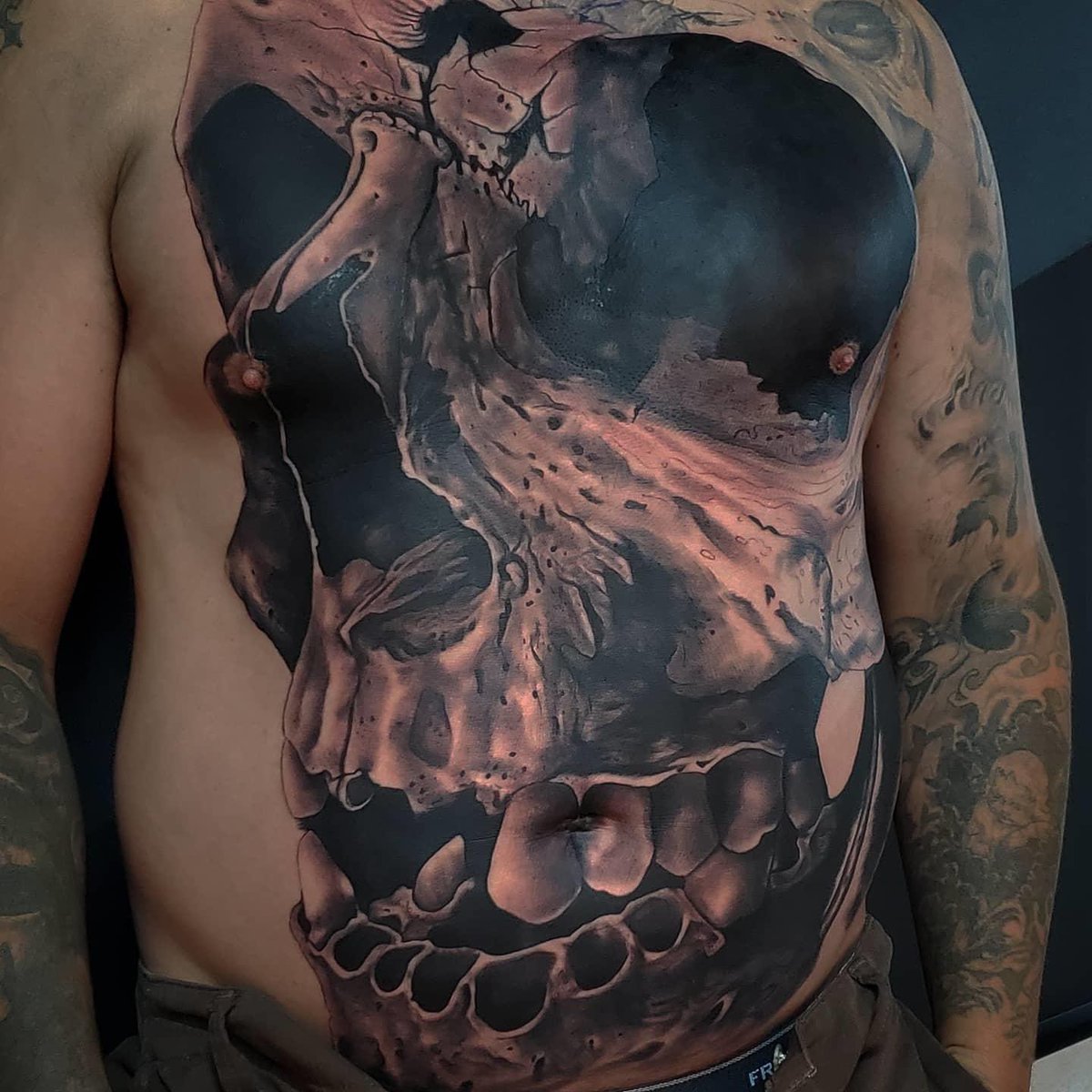 FabianMurillo2's tweet photo. Trabajo en proceso, fueron 2 días de trabajo y es coverup con mi #cheyennesolnova y cartuchos #ez
Para mi compa @novoa_tattoo
https://t.co/IRLHFLDzEX 🔥🔥🔥🔥🔥🔥#clean #cleantattoos #tattoolife #ink #tatuajes #zapopan #zapopancentro #pridetattoozapopan  #art #mchc #tacsciences https://t.co/A12FKKvCt3