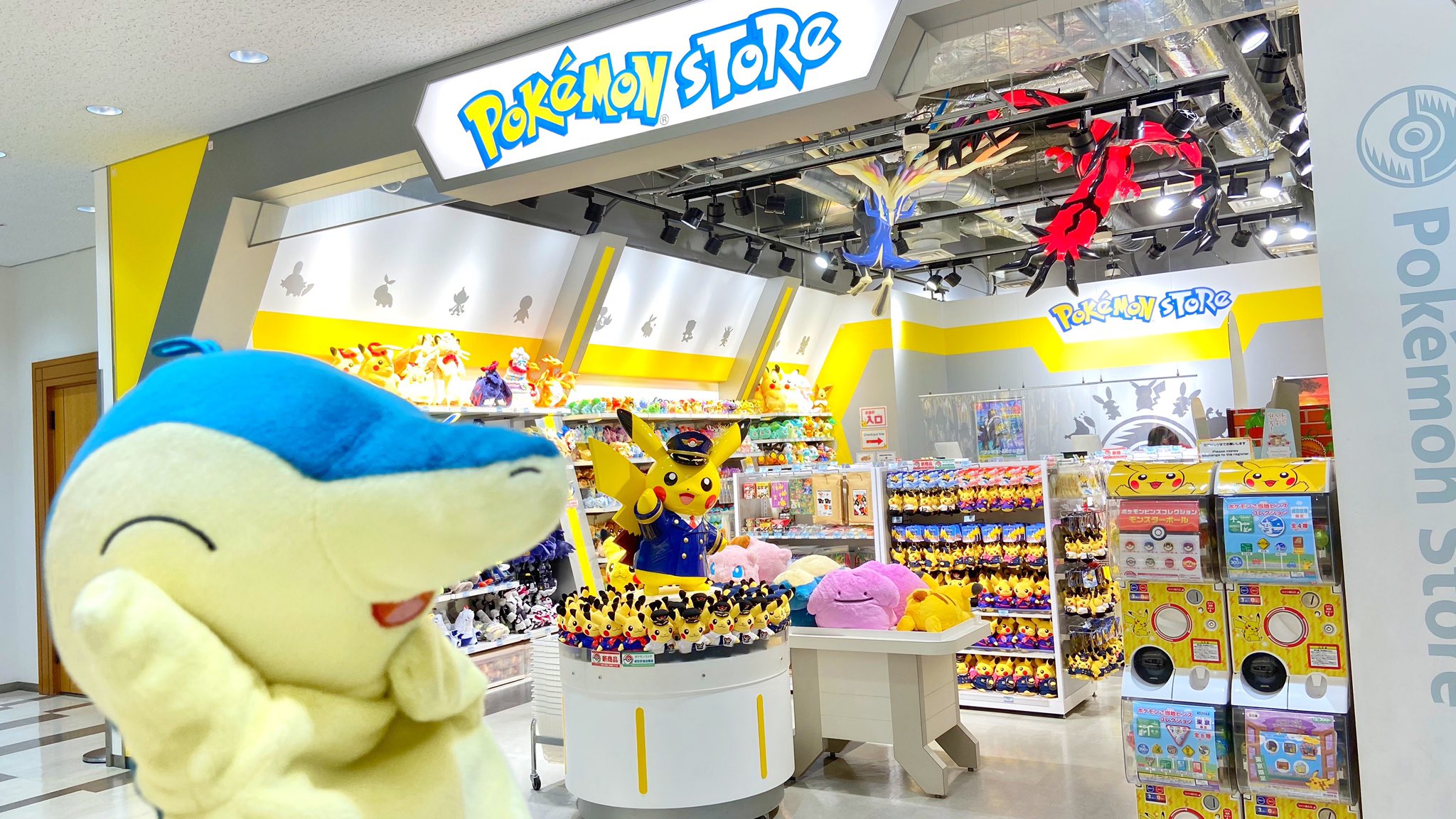 ヒノッチ ポケモンストア成田空港店へ来たのだーっ ここも新たにパイロットピカチュウとcaピカチュウがver 2に衣装リニューアル 14年の登場から初めての衣替えです めっちゃ新鮮 きゃわわわぁ 語彙力fly Away T Co Jx7ymzgpzw Twitter