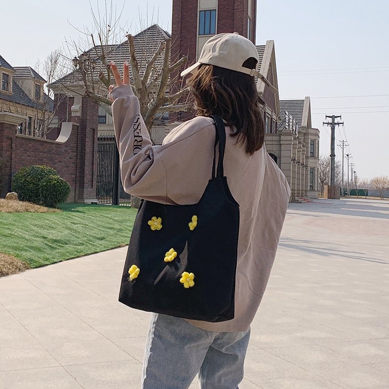 BelmirCo's tweet photo. @nakkenalbole Are you looking for a bag that can fit your books or groceries? ✨
this is the bag that you're looking for! 

this is: Daisy Bag – (pre-orders) Price: RM25.00 🍒
#studentbag #groceriesbag #sayajual #bagmurah https://t.co/BNureY2Nbn