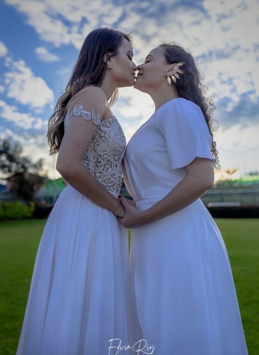 Annapulgarink's tweet photo. Instalé Tinder pensando que era el nuevo IG y me casé con mi Match 💜🏳️‍🌈 #LoveIsLove #PrideMonth https://t.co/ty58QheSzb