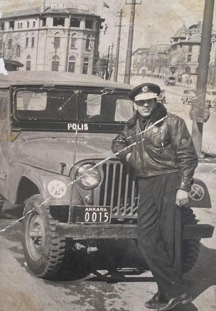 EmniyetGM's tweet photo. Ankara📍 1956 🗓️  Opera Meydanı yakınlarında görevli polisimiz. 
#tbt
#TarihtePolis https://t.co/SP5r7kMddy