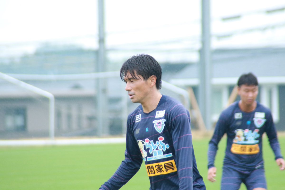 サガン鳥栖公式 6 18 木 トレーニング風景 今日は小雨が降り注ぐ中 1 ジョンス 可愛さ狙ってます 2 我らのキャプテンパンゾーさん 3 笑顔の義希さん リキ 4 自主練中のふうち サガン鳥栖 Sagantosu