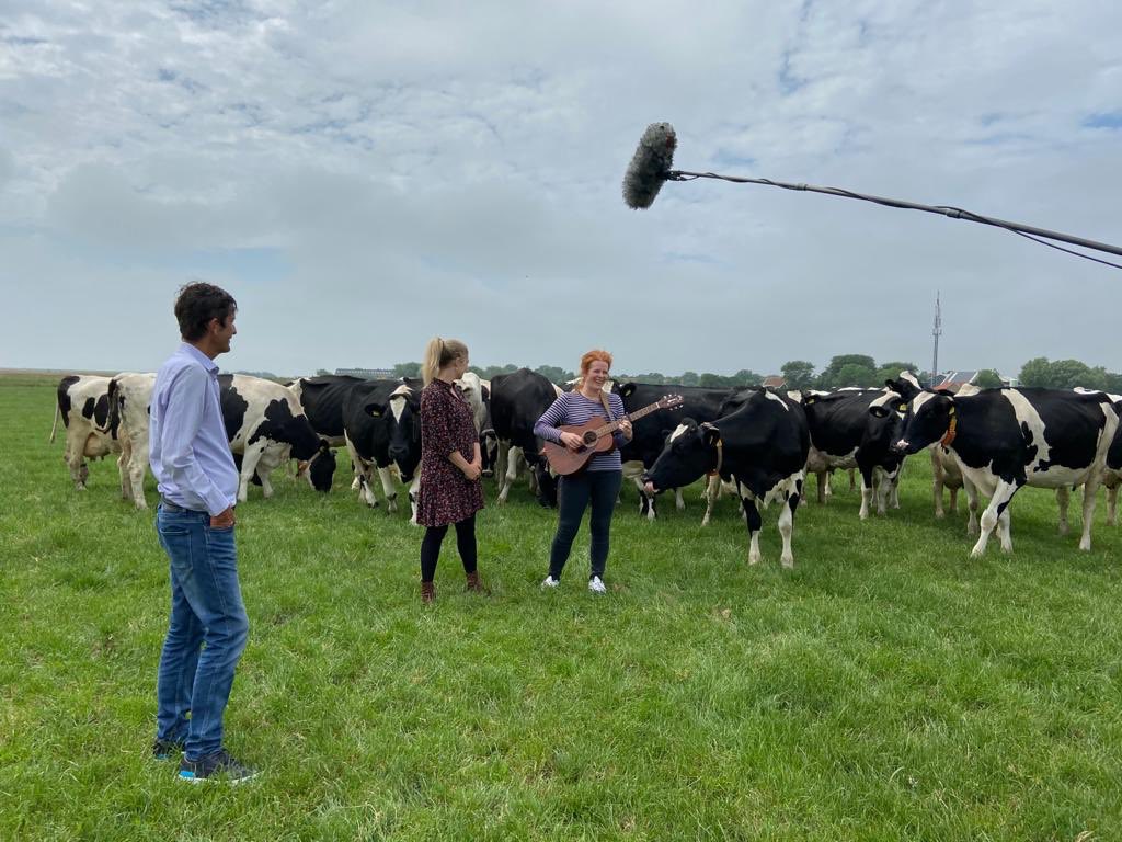 Vanavond 19.10 @npo2 alweer de vierde ‘Opium op Oerol’. Over podiumkunsten in barre (corona)tijden, en de inspiratie die nooit verloren gaat. Met Harrie Jekkers, <a href="/SplinterChabot/">Splinter Chabot</a>, de vogels van <a href="/RubenTerlou/">Ruben Terlou</a> en <a href="/YENTLENDEBOER/">YENTL EN DE BOER</a> - die oa ‘Aanraking’ zingen, tussen de koeien