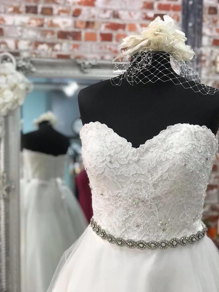 Super cute & dressed to thrill with a beautiful silk flower pillbox hair band 💖 

Mori Ler Tea Length Size 12 Was £1200 Reboot £250 👏🏼👏🏼

#tealength #weddingdress #bridalrelovedcaistor