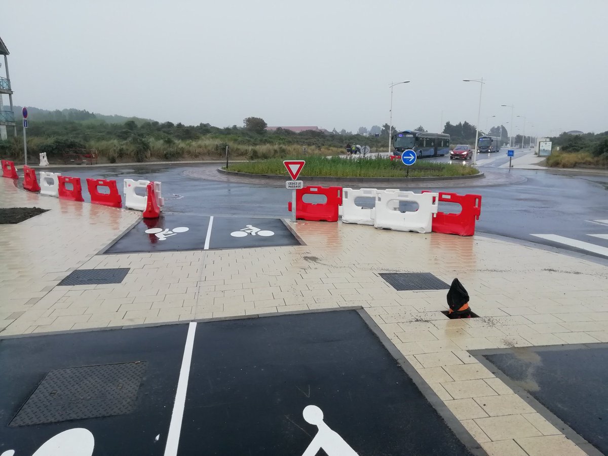 Que sentir d’autre que de la colère en voyant  #lapistedangereuse qui arrive en sens inverse sur un giratoire?! Merci à  @JayDkBike pour ce monument d’incompétence qui aurait été jugé FOU s’il avait été proposé aux voitures.  #Leffrinckoucke