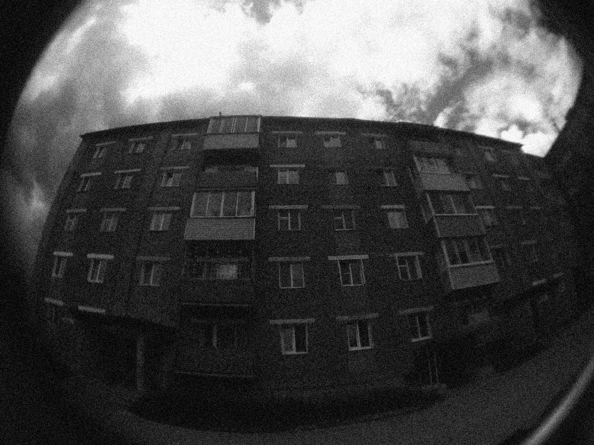 unknown80103878's tweet photo. Небо подпирает новостройки-костыли.
Всё та же чёрная «девятка» разрезает пустыри;
И работяга тащит горб, что тарантул кокон,
И человечья требуха в этих рамках окон. https://t.co/HBKiNGBODt