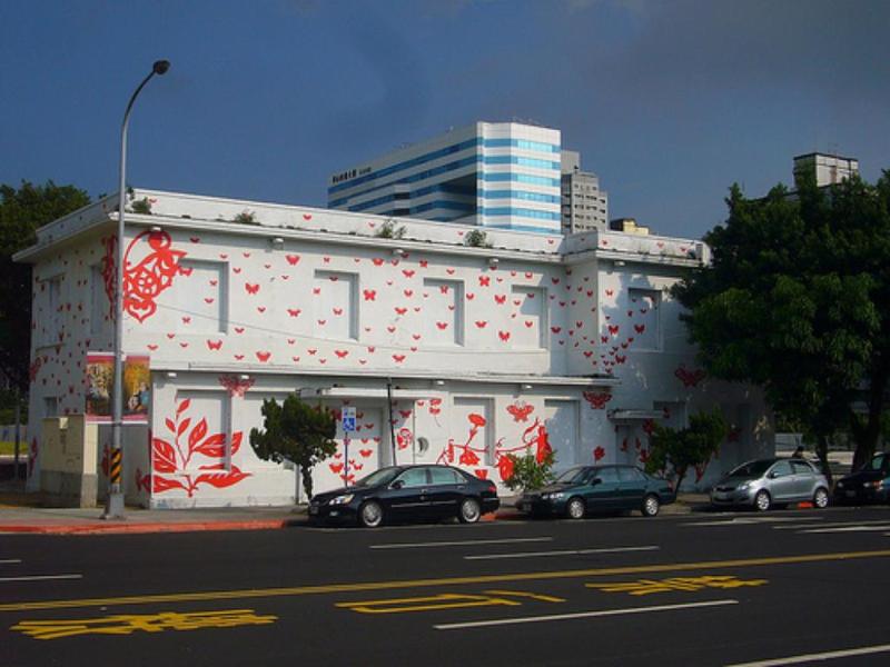 Covering an area from Civil Boulevard to Linsen North Road,  #Taipei's Huashan Cargo Terminal was a transit hub for transferring political victims to  #GreenIsland via  #train and vessel. Prisoners were paired up by having one of their hands cuffed together.  https://hsi.nhrm.gov.tw/home/en-us/injusticelandmarks-en/296686